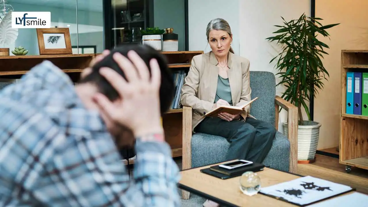 Clinical psychologist providing leadership anxiety therapy using CBT techniques